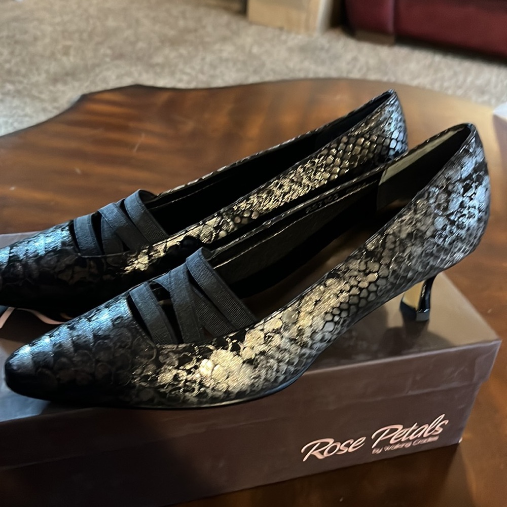(#140)NWT ladies black/silver dress shoes by Rose Petals/Walking Cradles. 6 1/2